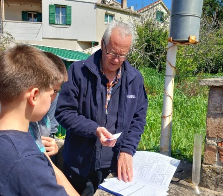 Kišomjerna postaja Postira